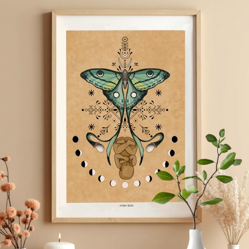 Ilustración 'Polilla Luna y Bebé' de Susana Tierra, símbolo de transformación y conexión espiritual.